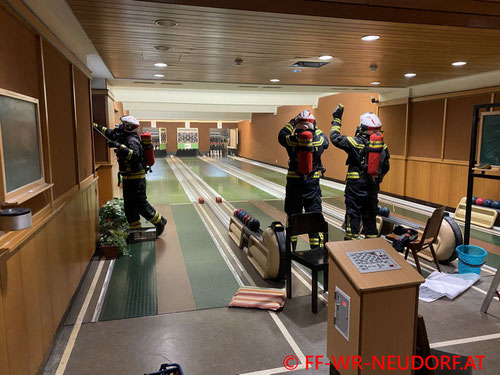 Feuerwehr; Blaulicht; FF Wiener Neudorf; Brand; Kegelbahn; Rauch;