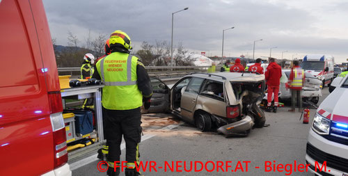Feuerwehr; Blaulicht; FF Wiener Neudorf; PKW; Brand; A2;