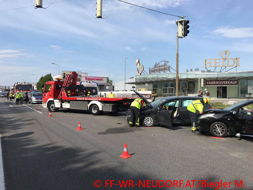 Feuerwehr; Blaulicht; FF Wiener Neudorf; Unfall; PKW; B17;