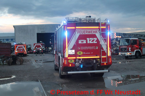 Feuerwehr; Blaulicht; FF Wiener Neustadt; Brand; Müllzerkleinerer;