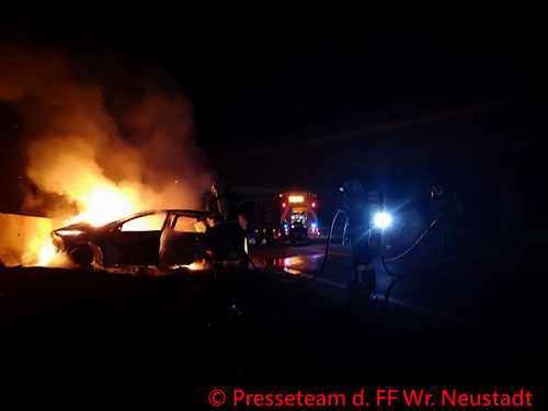 Feuerwehr; Blaulicht; FF Wiener Neustadt; Brand; PKW; A2;