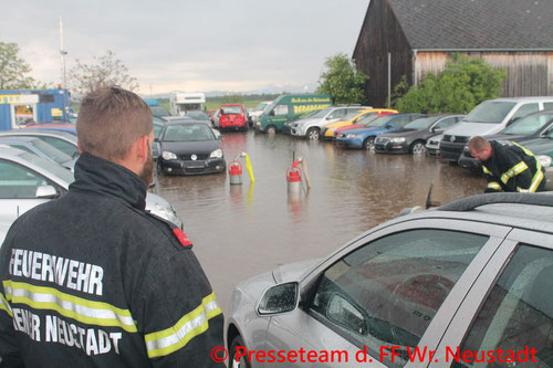 Feuerwehr, Blaulicht, Starkregen, Wr. Neustadt, Wasser