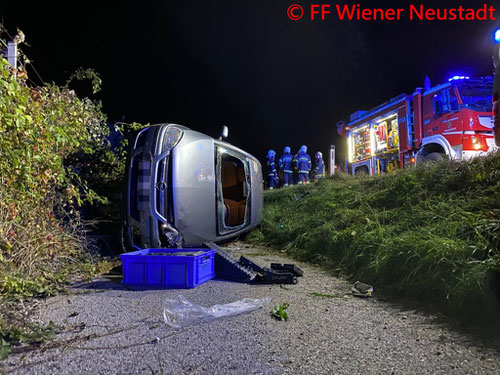 Feuerwehr; Blaulicht; FF Wiener Neustadt; Unfall; A2; PKW; Leitschiene;