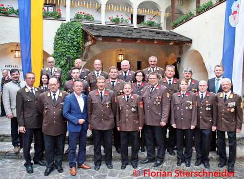NÖ AFK Krems Land Feuerwehrmitglieder Vor Den Vorhang