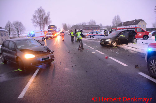 Feuerwehr; Blaulicht; BFKDO Urfahr-Umgebung; Unfall; B126; PKW;