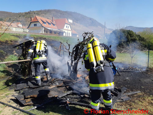 Feuerwehr; Blaulicht; FF Weißenkirchen; Brand; Gartenhütte;