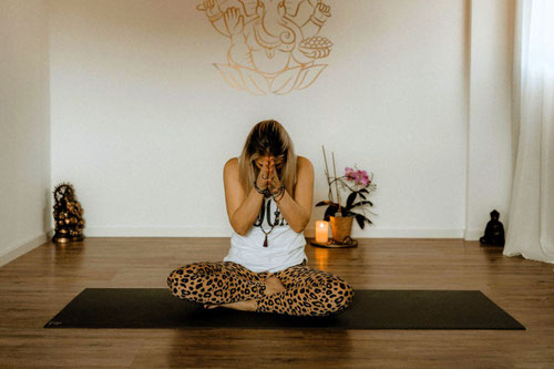 Yoga-Stunde mit Conny Weber