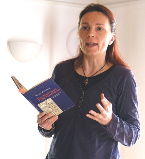 Aus den eigenen Werken lesen? Kein Problem! Katja zeigt Tipps und Tricks für eine starke Stimme und einen mitreißenden Vortrag.