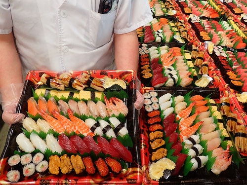 港区のイベント会場での立食パーティーに、オードブルと合わせてケータリングしました。美味しい寿司をたくさんお届けしました。