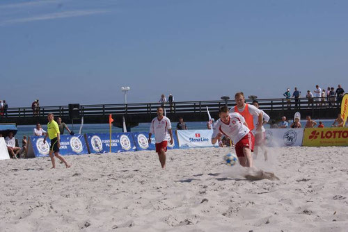 Jungtalent Chris Schlehe hatte sichtlich Spaß im Sand, schloss aus jeder Lage ab und war erfolg- reichster Timmerhorner Torschütze bei der Beach-Soccer-Premiere des SVTB beim Turnier in Scharbeutz