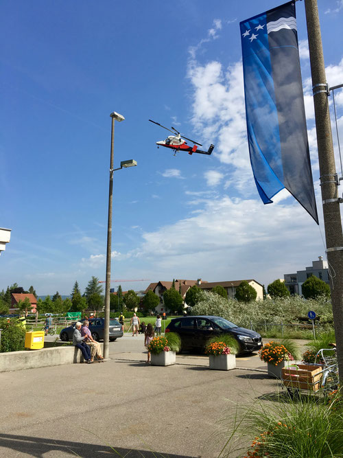 Helikopter von Roten im Flecken, fotografiert und auf Video festgehalten vom Lovey Wymann