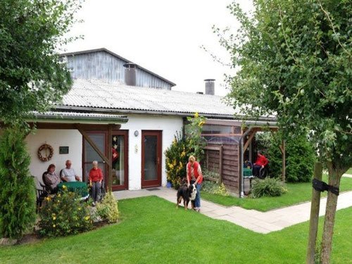 In gemütlicher Runde die Ruhe und die gesunde Luft genießen.Die Kinder spielen in der Spielscheune, auf dem Fußballplatz oder kuscheln mit den Kaninchen.
