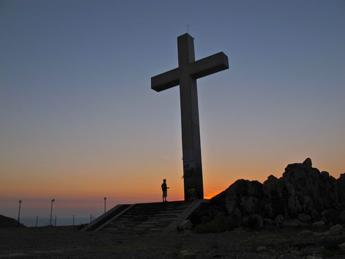 ein mächtiges Kreuz, weithin als Zeichen sichtbar