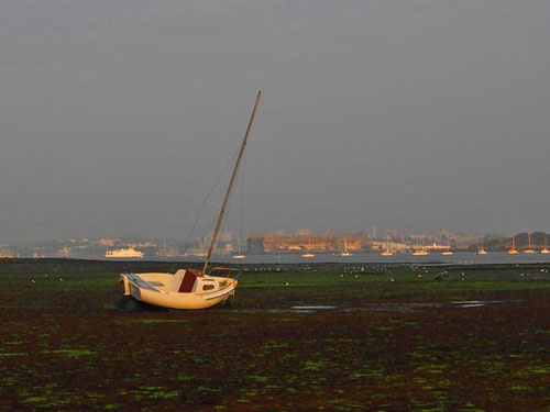 es war gerade Ebbe - viele Schiffe lagen in der Bucht - ohne Wasser unter dem Kiel 