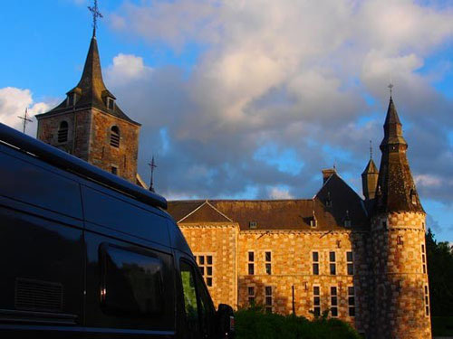 wir standen allein vor dem gerade renovierten Wasserschloss "Chateau de Jehay" aus dem 16. Jharhundert