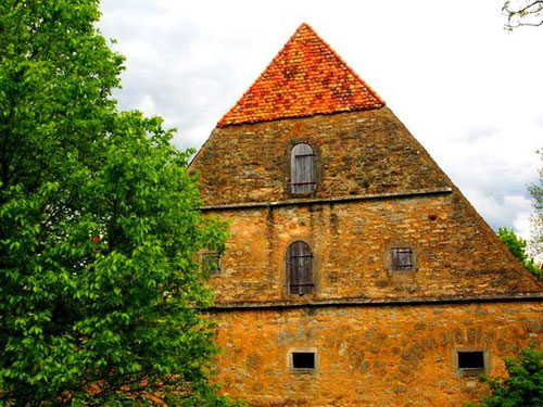 altes Lagerhaus mit vielen Ausbesserungen und einer Original-Patina