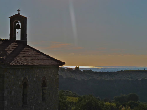 Berg-Kapelle mit Blick auf das Meer