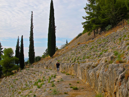 Ruine des römischen Amphitheaters in Agros - die steilen Sitzreihen direkt in den Fels gehauen