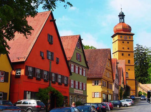 breite Marktstrasse, dahinter die Stadtmauer und Tor-Turm