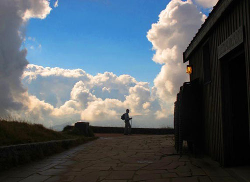 Wanderer vor einer fast unwirklicklichen Wolkenstimmung  