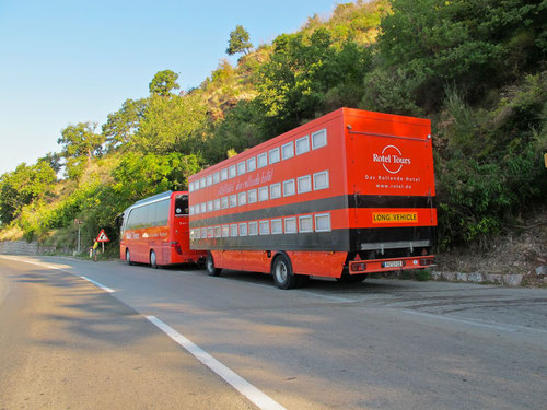 die grell-roten Busse der "Niederbayern" - immer an den schönsten Plätzen unterwegs