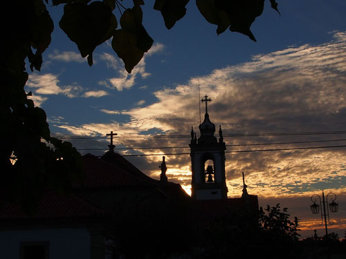 alte Kirche im Abendlicht direkt vor unserem Abend-Stellplatz