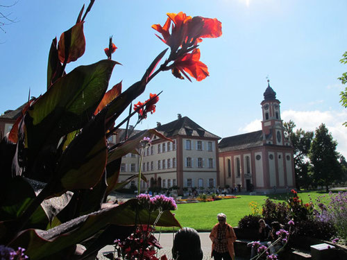 das Schloss und daneben die barock ausgestattete Schloss-Kapelle