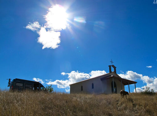 Kapelle im Gegenlicht