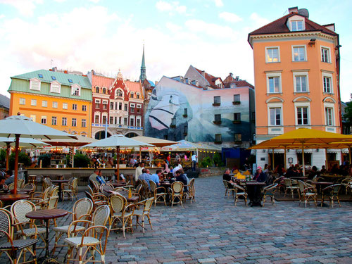 in der Altstadt von Riga wird die Nacht zum Tage