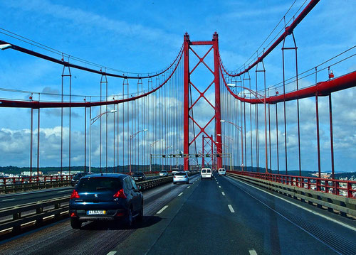 die berühmte rote Hängebrücke über den Tejo