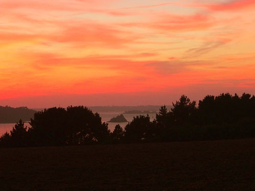 von unserem Pössl aus - der Blick hinunter in die Bucht von Térénez