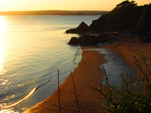 am Strand - eine leise Abend-Dünung und goldenes Licht über dem Meer