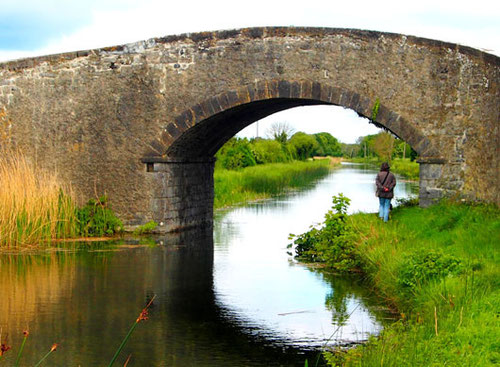 kurze Rast an einer alten Brücke  - Spaziergang an einem kleinen Fluss