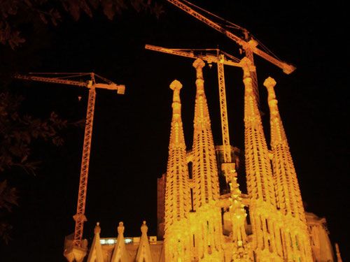 die Sagrada Familia bei Nacht