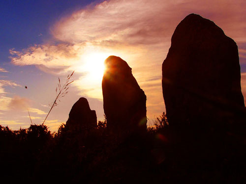 Sonnenaufgang in den Grab-Steinreihen von Carnac - an der westlichen Atlantikküste