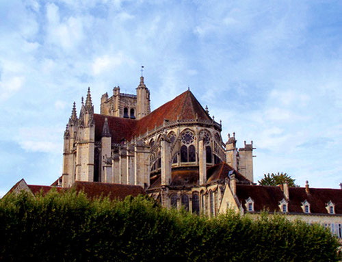 Kathedrale Saint Étienne - begonnen 1215 - Hauptwerk der burgundischen Gotik