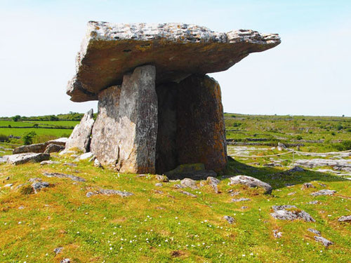 Poulnabrone Dolmen - diese 3.000 Jahre alte Grabstätte - Wahrzeichen des Burren  