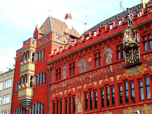 dominant und trotzdem stilvoll - das feuerrote Basler Rathaus