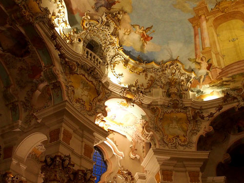 die Wessobrunner Stukateure schufen hier eine musikalische anmutende Architektur-Ornamentik