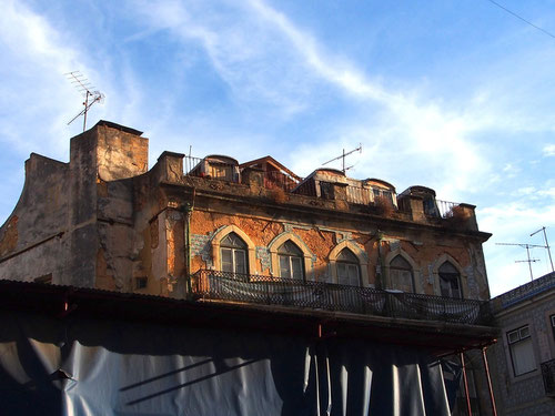 eine Fassade die gerade gerettet wird