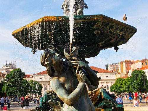 Hauptplatz in Lisboa mit dem Brunnen des Alfonso