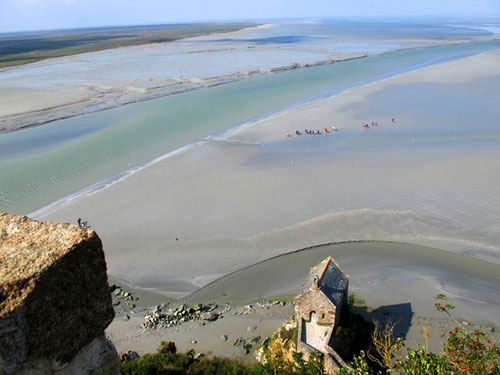 Blick über das weite Watt, das gerade eine Wandergruppe durchquert