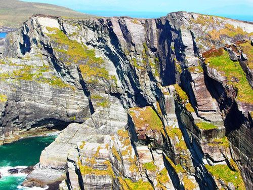 die Klippen zerklüftet, farblich wunderbar abgestimmt durch die Farben der Natur