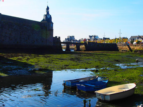 das Schloss von Concarneau bei Flut vollständig von Wasser umgeben