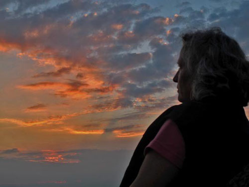 Hanni meditierte versonnen in den rot schimmendernden Abendhimmel hinein