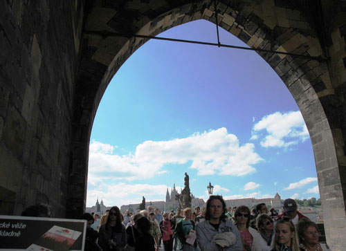 auf der Karlsbrücke drängeln sich die Touristen aus der ganzen Welt