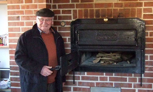 Josef Schröer zeigt den Backofen im Backhaus des Heimatvereins