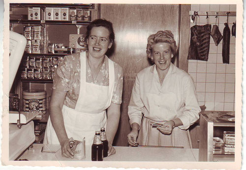 Anni Grabbe im Laden mit Brigitte Braun