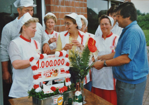 Bei Jannys Eis: „Die Million ist erreicht“ v.l. Carl Tetau, Christa Gosch, Ingeborg Koch, Angela Jöns, Irene Koberg, Erika Gottburg, Gabi Thoben, Janny Komac.