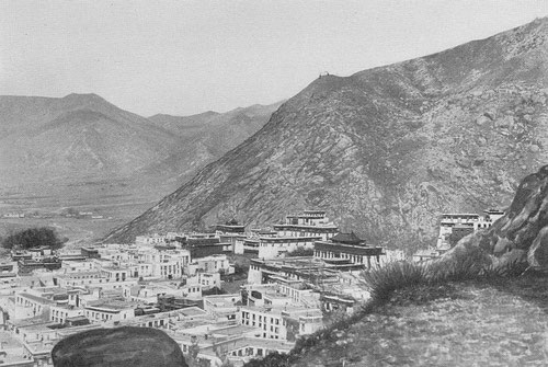 Monastère de Séra. Fernand Grenard (1866-1942) : Haute Asie. [Mongolie, Turkestan chinois, Tibet]. Deuxième partie du tome VIII de la Géographie Universelle. Armand Colin, Paris, 1929.